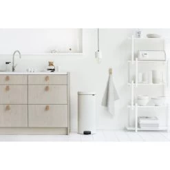 Brabantia NewIcon Pedalspand | 30 L | Metal Hvid -Rengøringsekspert brabantia newicon pedalspand 30 l metal hvid 6